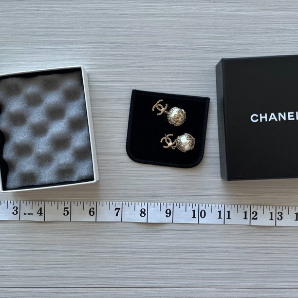 Vintage Logo earrings - Picture 11 of 16